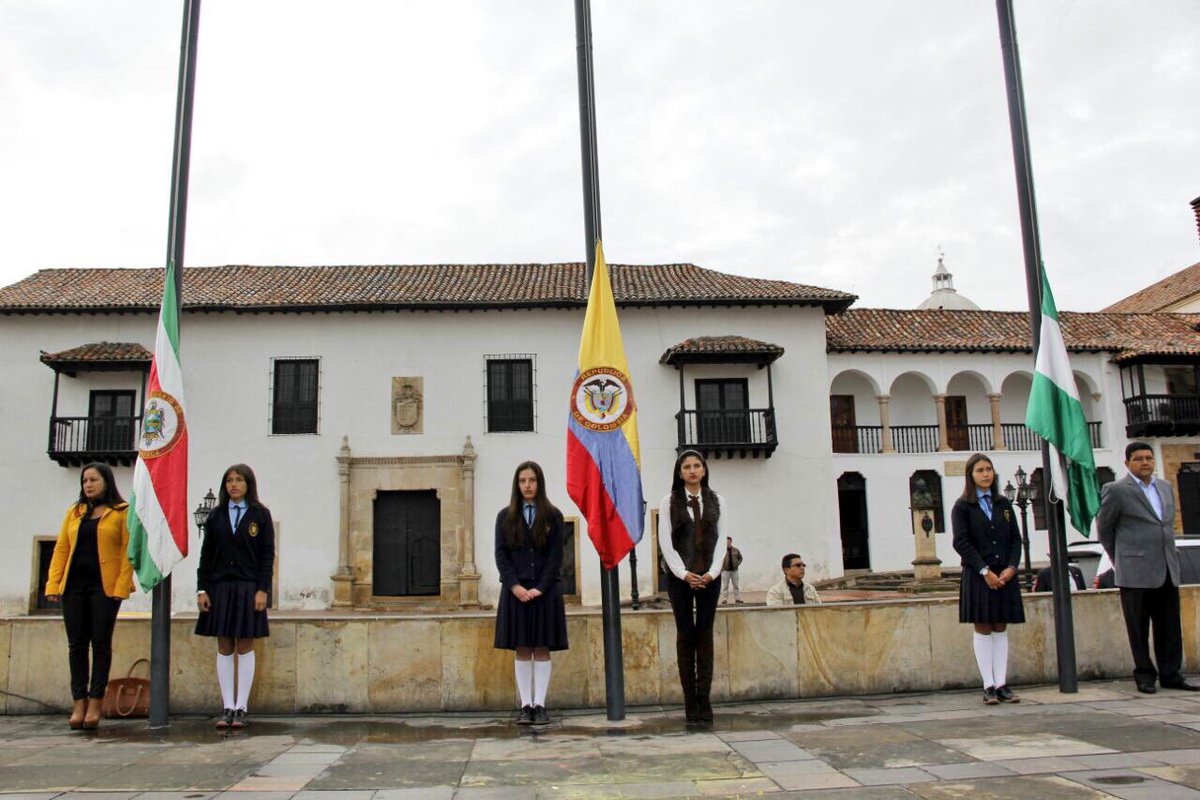 piedadmaya's tweet photo. Bandera de Colombia con escudo es de guerra uso exclusivo de las FFMM @alcaltunja @PoliciaMTunja #ComprarBanderas #Protocolo #FelizLunes https://t.co/8KsgFkwSqj