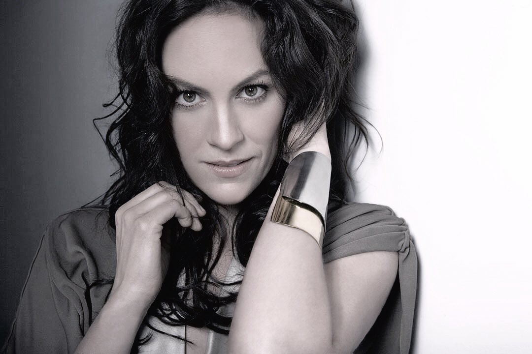    Happy birthday to the amazing Annabeth Gish! ¡Feliz cumpleaños 