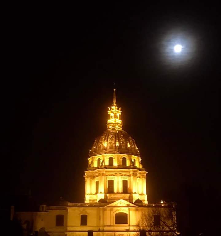 Quand la lune dialogue de #nuit avec la cathédrale St.Louis des Invalides...Unique! Bonne soirée #Paris ! #toyrisme #tourisme