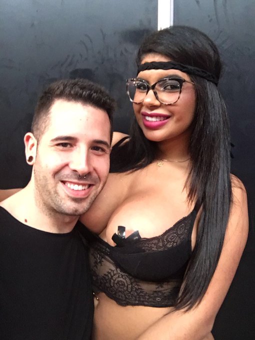 Buenos momentos de este @SalaoErosPorto con mis compa&ntilde;eros @amadorinextrem @soraya_wells @Keshaortega12<a class="tags" target="_blank" title="On Twitter" href="/?out=eyJ0eXAiOiJKV1QiLCJhbGciOiJIUzUxMiJ9.eyJpYXQiOjE3MjM1MjM4OTUsImlzcyI6InR3cG9ybnN0YXJzLmNvbSIsIm5iZiI6MTcyMzUyMzg5NSwiZXhwIjoxNzU1MDU5ODk1LCJyZWRpcmVjdF91cmwiOiJodHRwczovL3R3aXR0ZXIuY29tL1NhbGFvRXJvc1BvcnRvIn0.kdeJfUHvgV9Lbi-CsCtxPJH_wr8VG5MUAnnFLzcVWC0uCLuG4AJR3ItPg2owXI5mdONngsfChRR_QpcyzXBr8g">@SalaoErosPorto</a>