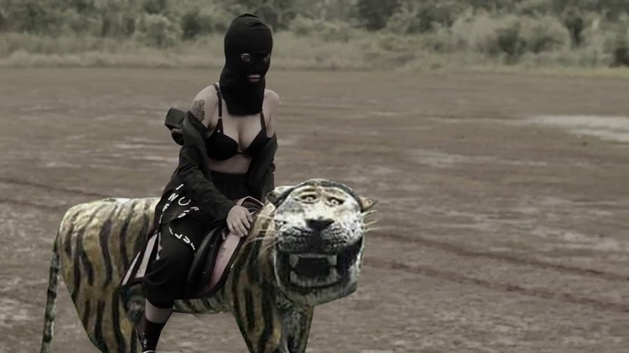 Meme kocak patung macan koramil