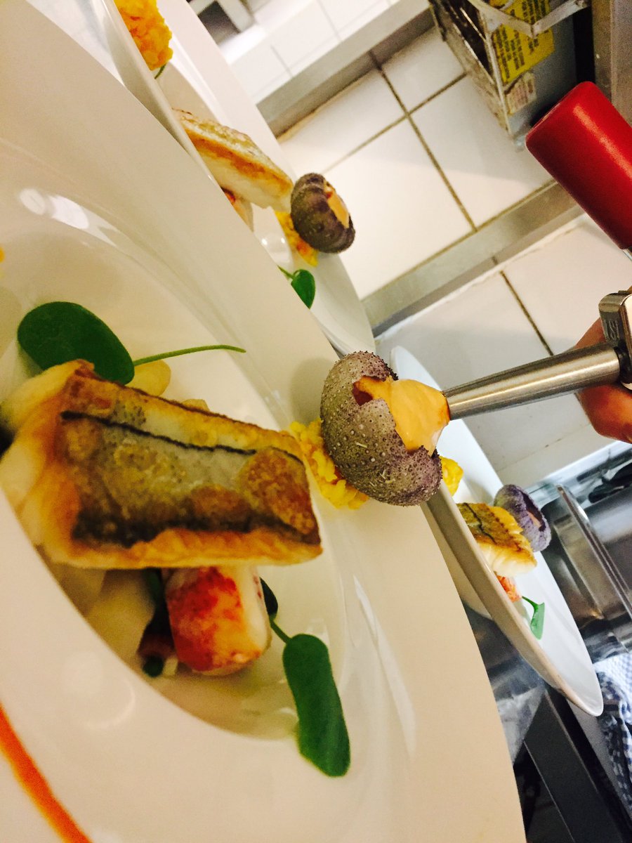 Gisteren is bij ons de lente begonnen! Waanzinnig mooie schelvis met zee egel en asperges! #ChefsTable #lente #vis