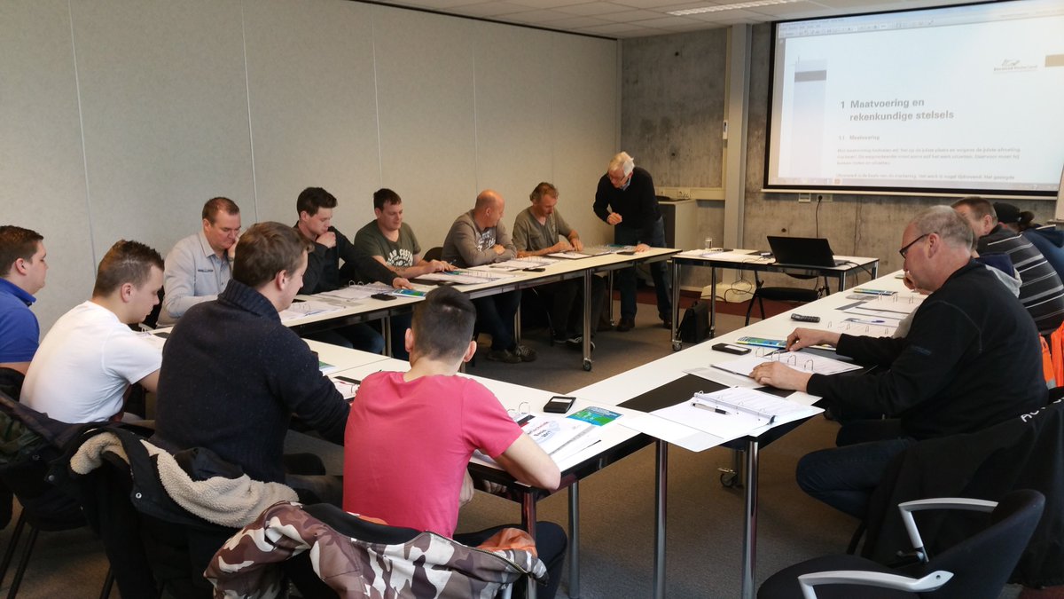 VSW2014's tweet image. Basiscursus Wegmarkeren vandaag van start gegaan, we wensen alle
deelnemers veel succes! #BNL #Specialistischewegenbouw #Wegmarkeren