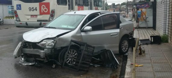 Perseguição termina em acidente em Jaboatão dos Guararapes - goo.gl/7hVvRt