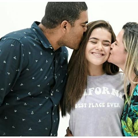 worldFcMaisa's tweet photo. O beijo duplo : #FamiliaAndrade #Debutante #15maisa #TioCelso #TiaGi #2017 🙌👏😘😘😇 https://t.co/sUXdjwCm4p