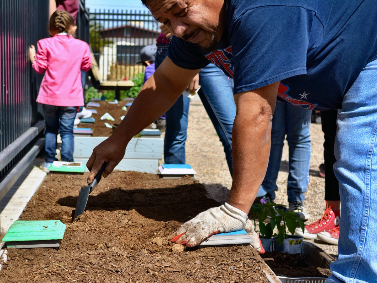 CitiesServiceUK's tweet photo. W/ support from @BloombergDotOrg, we're #BuildingResilience in cities across the US. Explore the stories &amp; learn how https://t.co/p5HFrngK2I https://t.co/WRSX7hghsZ