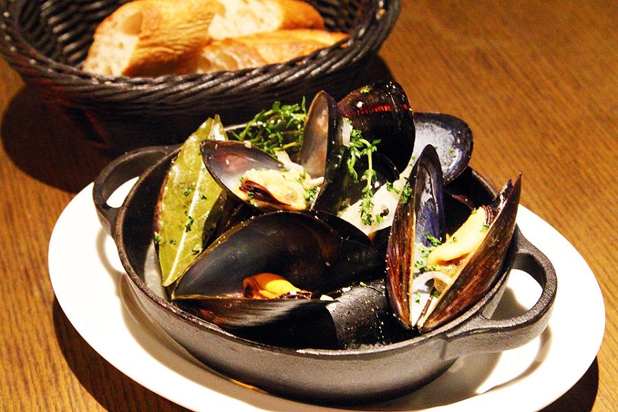 レッツエンジョイ東京 A Twitter 六本木 Le Duc ル デュック の人気料理 ムール貝の白ワイン蒸し プリッとしたムール貝はもちろん 貝の味がたっぷり出たスープにバゲットを浸すのが最高 T Co I8qdhaao2b