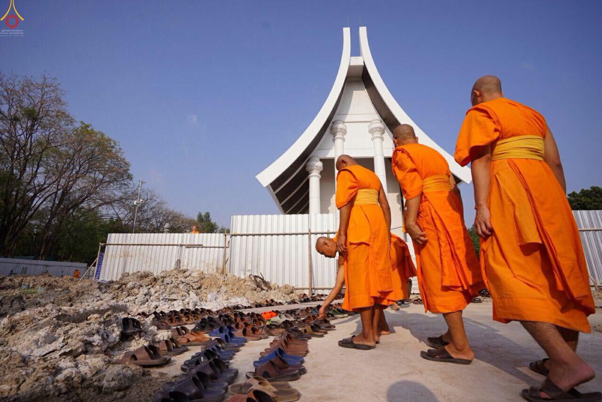 internet0066's tweet photo. ดังนั้นพระเราต้องประพฤติให้ดี
เพราะต่อไปชาวโลกเขาจะหันมามอง
ว่าพระวัดพระธรรมกายมีดีอะไร
ถึงทำให้ญาติโยมยอมทุ่มเททำให้ขนาดนี้ #ธรรมกาย https://t.co/Nkp246VWfs