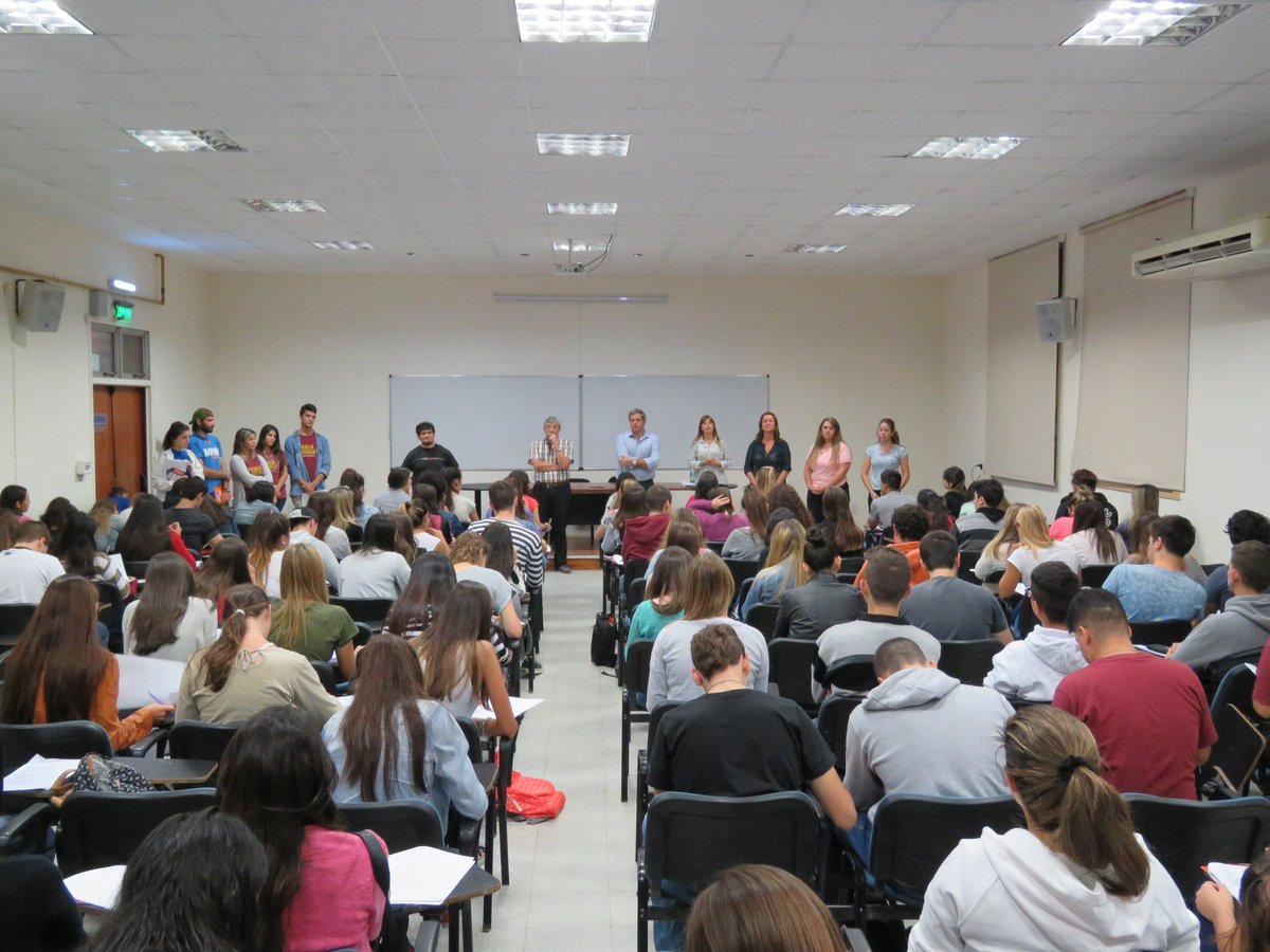 FBCB_UNL's tweet photo. #IngresantesFBCB Hoy le dimos la bienvenida a los ingresantes a la Lic. en Nutrición.Discurso a cargo del decano Javier Lottersberger #InUNL https://t.co/fPpe5rr9tR