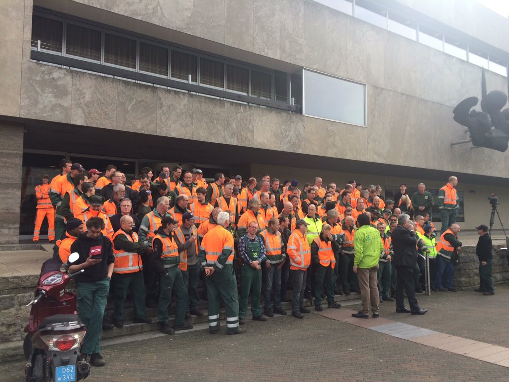 Grote groep werknemers van Ergon bij opening van de fototentoonstelling op het stadhuis in Eindhoven.