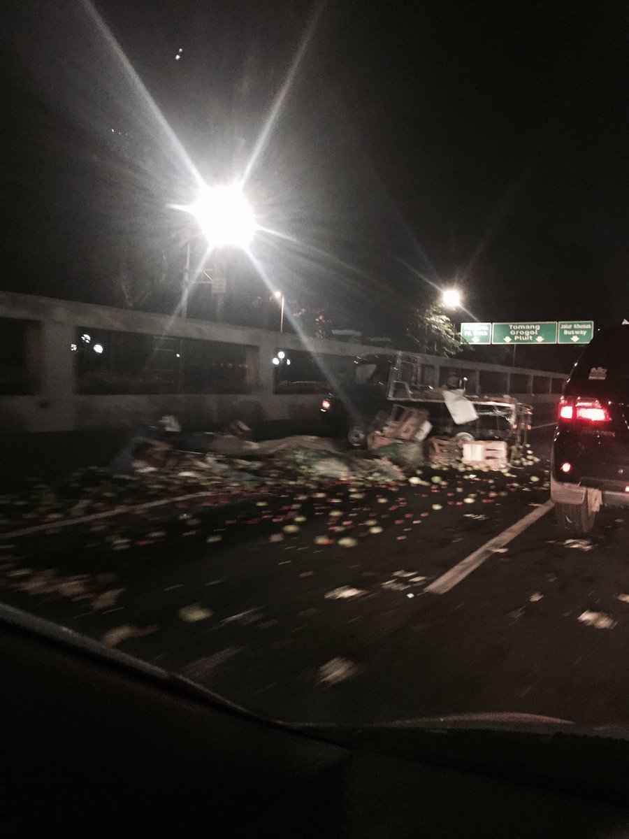 20.43 Kecelakaan Pick up, di Tol dalam Kota depan Dpr/Mpr arah Slipi, dalam penanganan petugas.
<a href="/RamadhonaTri/">Ramadhona</a>