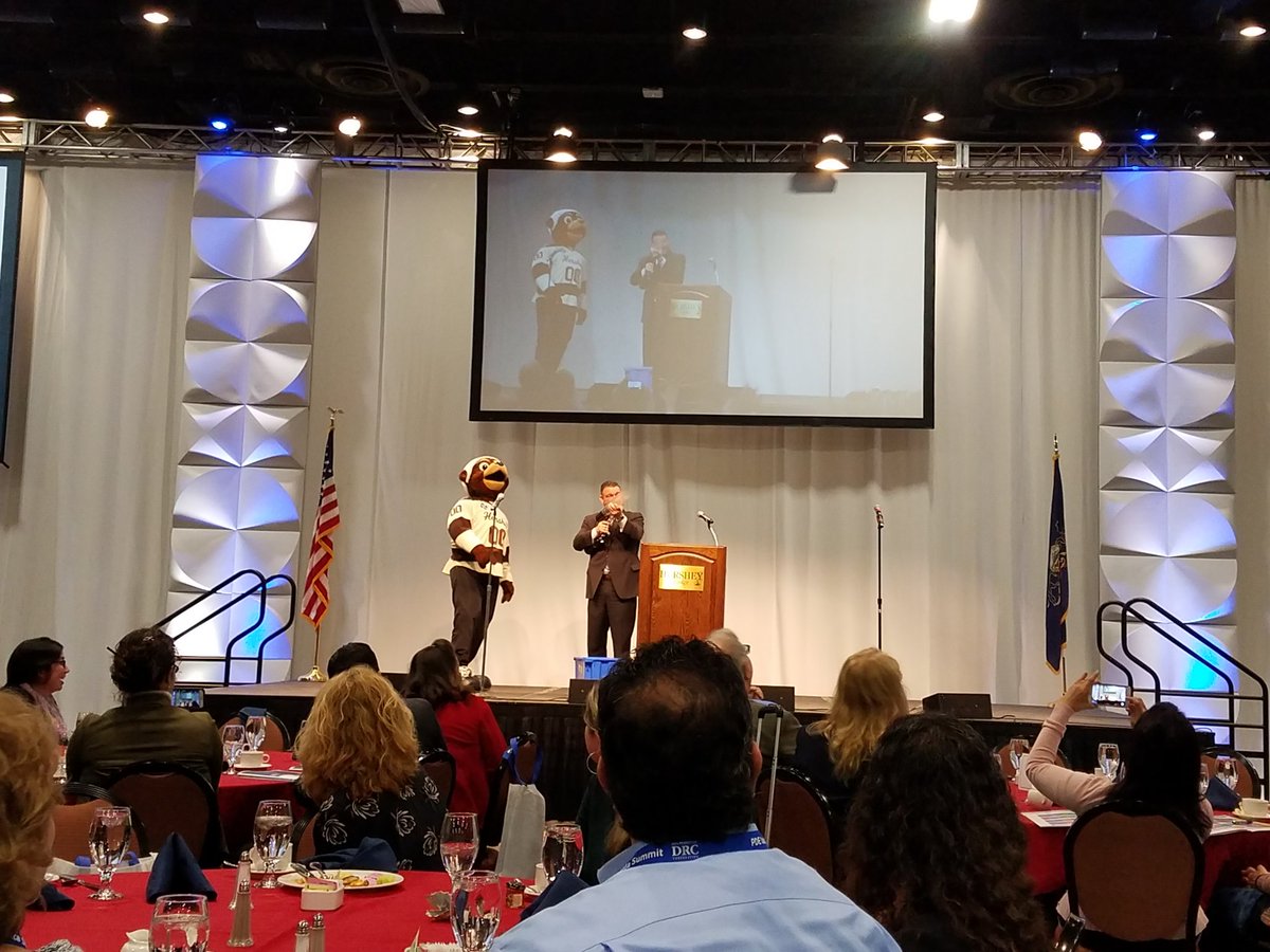 drcindy116's tweet image. Coco and Sec. Rivera &quot;distribute&quot; T-shirts #datasummit2017