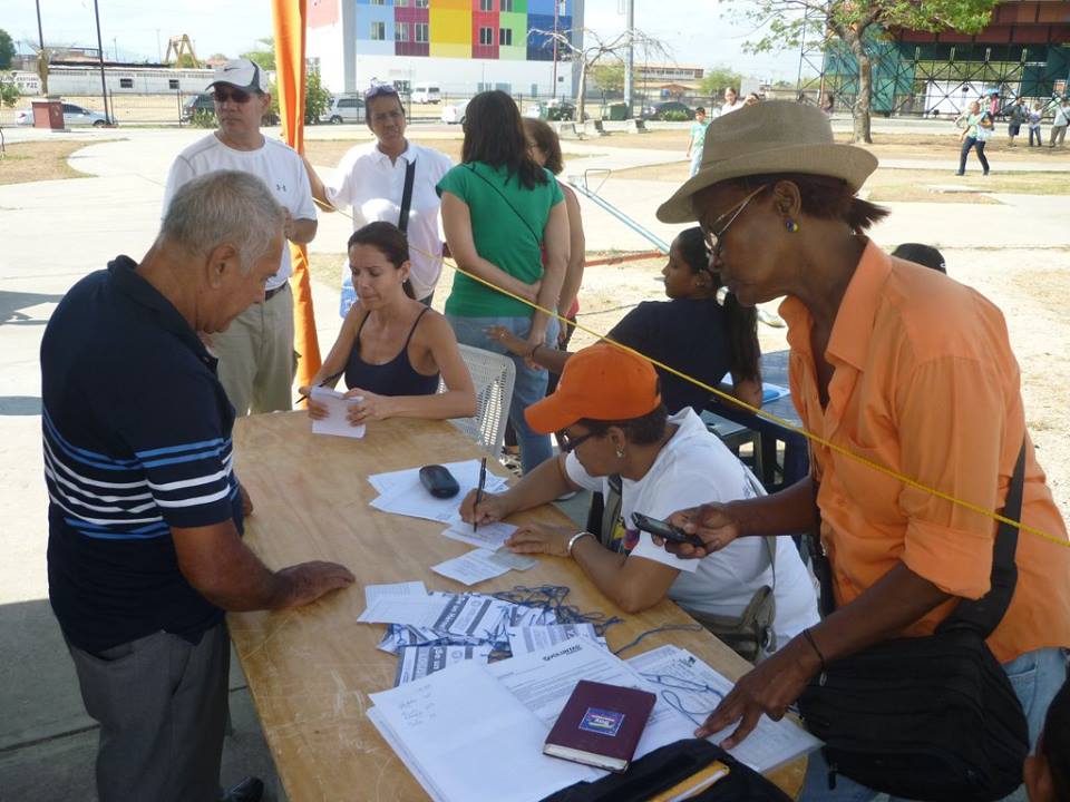 janethnievesb's tweet photo. Tú firma nos compromete a no descansar, Valencia cuenta con @voluntadpopular https://t.co/3iHutfXejN