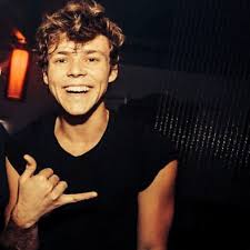 em_is_a_dweeb's tweet photo. And if the earth ends up crumbling down... I've still got your smile to make it end peacefully.

#5SOSFamForAshton https://t.co/lQ1nRU91i6