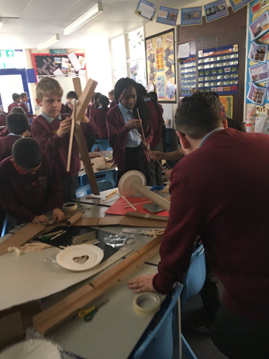 Stphilipevanspr's tweet photo. Bl 5/6 are busy creating their own space coasters. #thinkinginterdependently #STEM https://t.co/9WiBohGHP4
