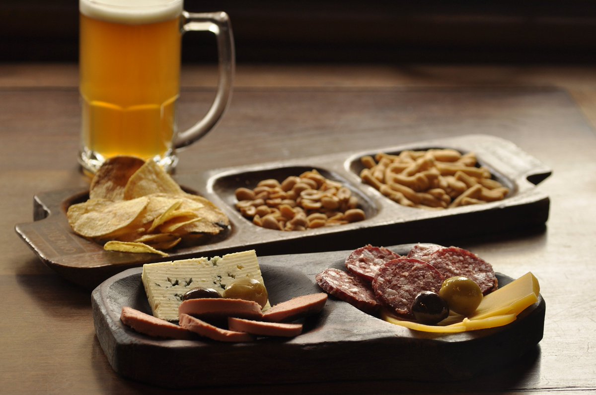 Los_Notables's tweet photo. Si el almuerzo va a ser tarde, que no falte el copetín al paso: roquefort, queso de campo, leberwurst, salame de chacra y aceitunas rellenas https://t.co/tv2mHlhOPK
