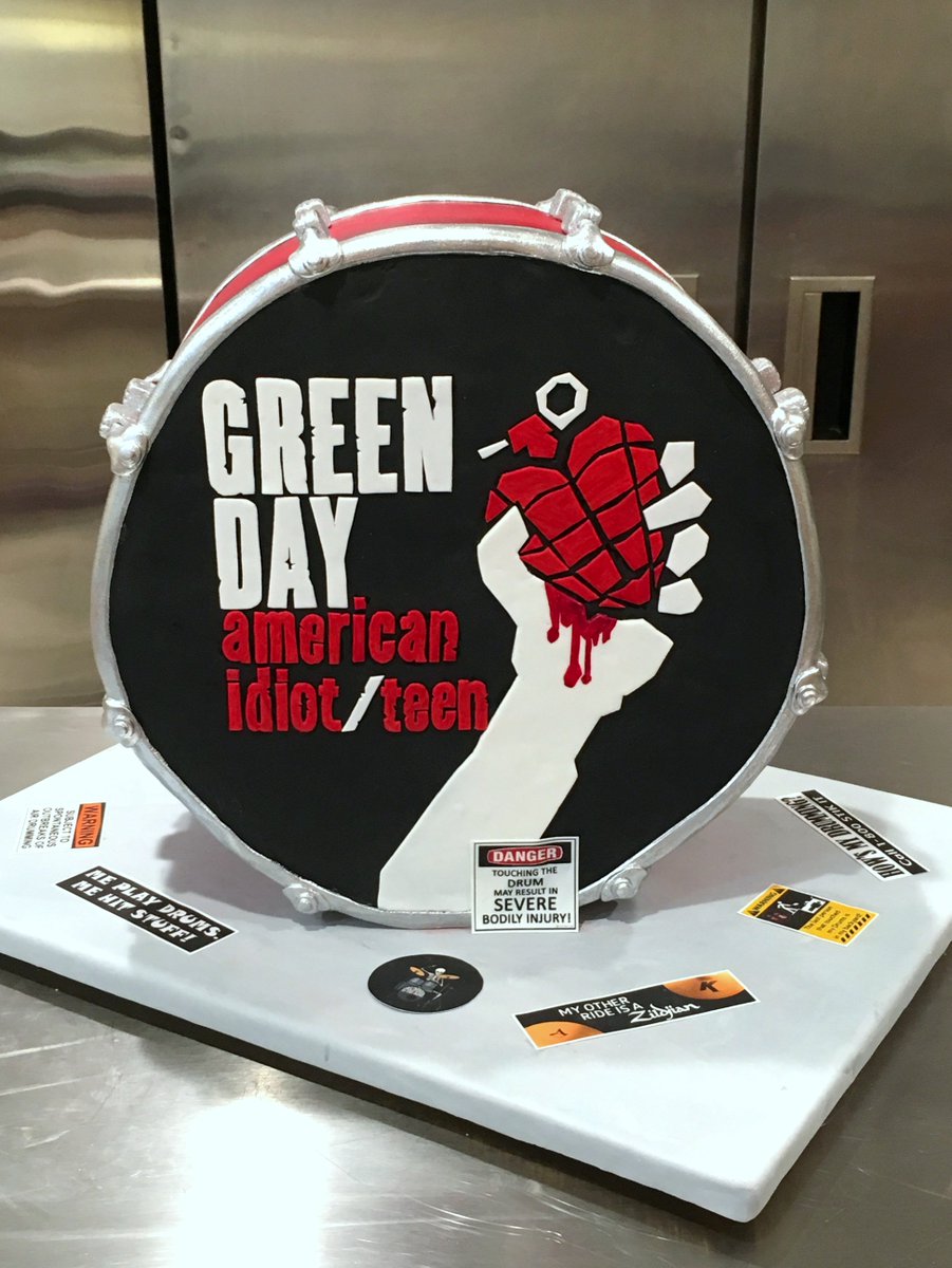 ConceptCakes's tweet photo. Surprise for my to be 13yr old. 1st concert tonight, in seat 2b2! #GreenDay #cake https://t.co/CWsPgoUf2t