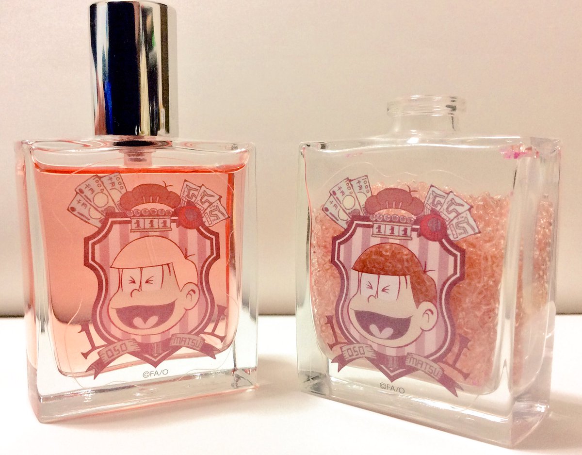 くろさび おそ松香水の空き瓶にビーズ詰めました 近い色のがあってよかった 全く存在感ありませんが 公式クリアロケットチャームの詰め替えパーツ おそ松ver のスワロフスキー等が入ってます あとはだいぶ前に買った石榴石を入れたいんだけどどこ