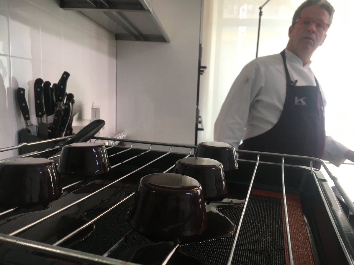 A scuola di torte al cioccolato dal grande <a href="/ErnstKnam/">Ernst Knam</a> !!
#video #milano #cioccolato