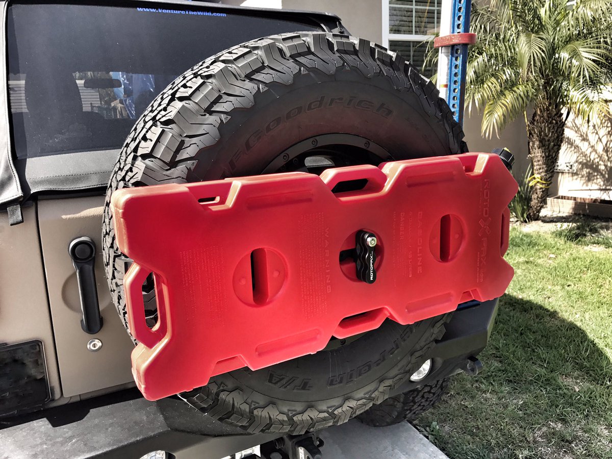 Easy to carry, easy to use, let <a href="/RotopaxOfficial/">RotopaX</a> help you stay off the grid venturethewild.com/jeep-life--the… #Jeep #JeepLife #JeepMafia #offroad