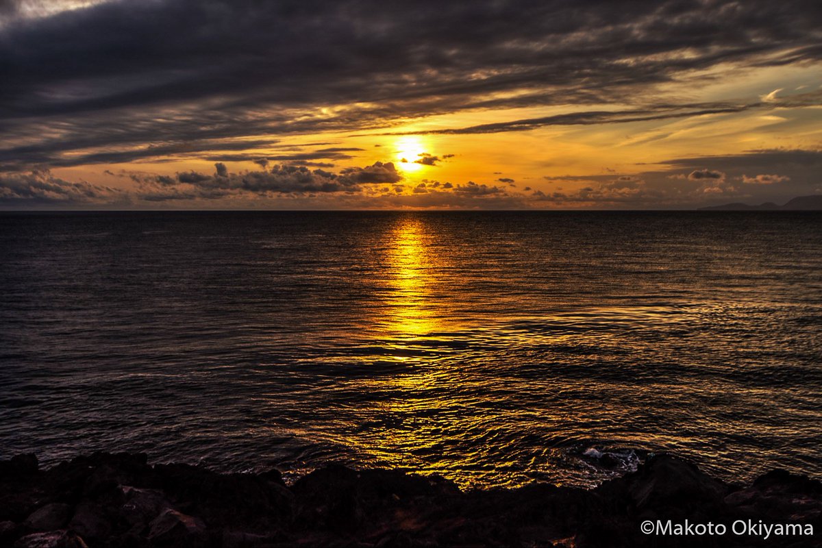 Makoto Okiyama 17 03 13 夕景 38k 三宅島 夕陽 夕景 日没 太陽の道 水平線 海 雲 久々に 凪た海 曇り空の中水平線と雲の間に夕陽 金色の 夕陽の光の道が綺麗に見えていました この後夕日は再び雲の中に 17 28 32 D70 10 15 Mm Hdr Makoto Okiyama 17 03 13 夕景 38k 三宅島 夕陽 夕景 日没 太陽の道 水平線 海 雲 久々に 凪た海 曇り空の中水平線と雲の間に夕陽 金色の 夕陽の光の道が綺麗に見えていました この後夕日は再び雲の中に 17 28 32 D70 10 15 Mm Hdr