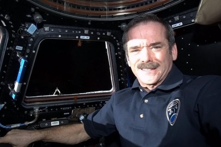 Canada's tweet photo. #OTD in 2013 Chris Hadfield became the 1st 🇨🇦 Commander of the ISS. That year, earthlings got to see the 🌎 through his lens 📷@Cmdr_Hadfield https://t.co/hqXbkrqwfg