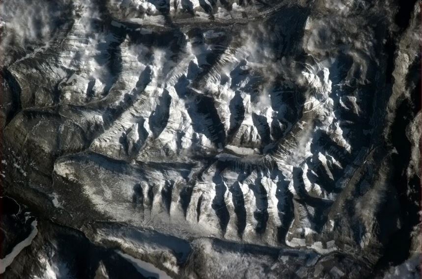 Canada's tweet photo. #OTD in 2013 Chris Hadfield became the 1st 🇨🇦 Commander of the ISS. That year, earthlings got to see the 🌎 through his lens 📷@Cmdr_Hadfield https://t.co/hqXbkrqwfg