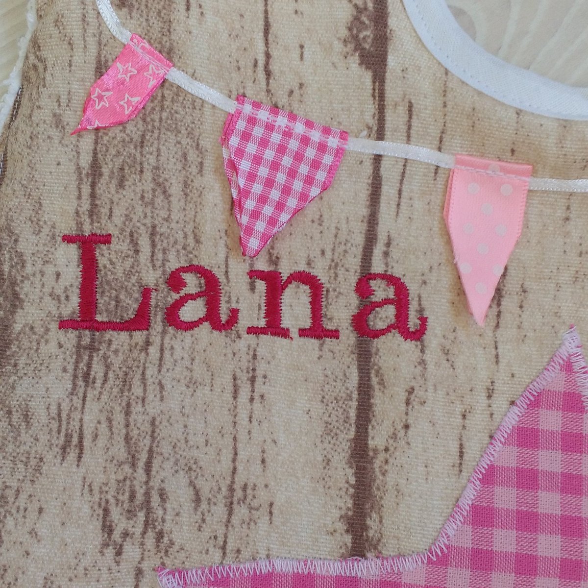HipinStof's tweet photo. Details van het slabbetje van Lana #vlaggenlijn #slabbetje #slabbe #slabber #handgemaakt #handmade #hipinstof #kraamcadeau #babycadeau https://t.co/87YL8VvFeO