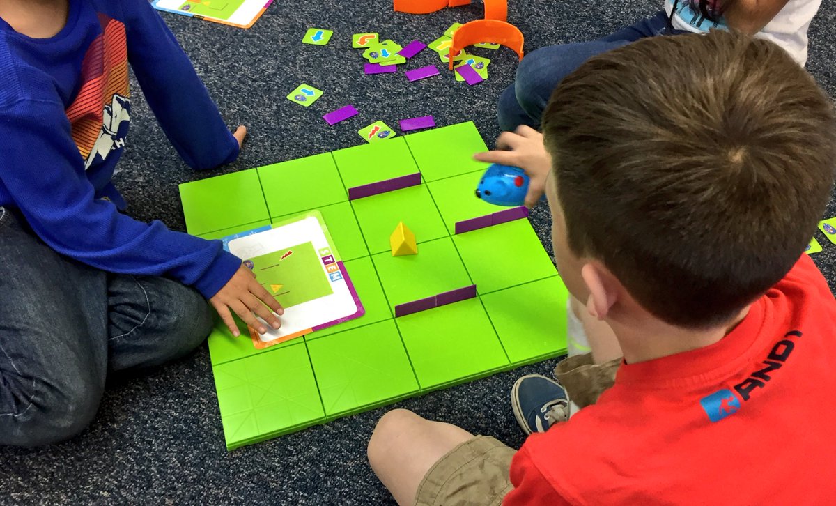 wrappedxlm's tweet image. Hi Nora here from Central Valley, CA Kinders #CodeAndGoMouse while Ts in PLCs  #elemcode
