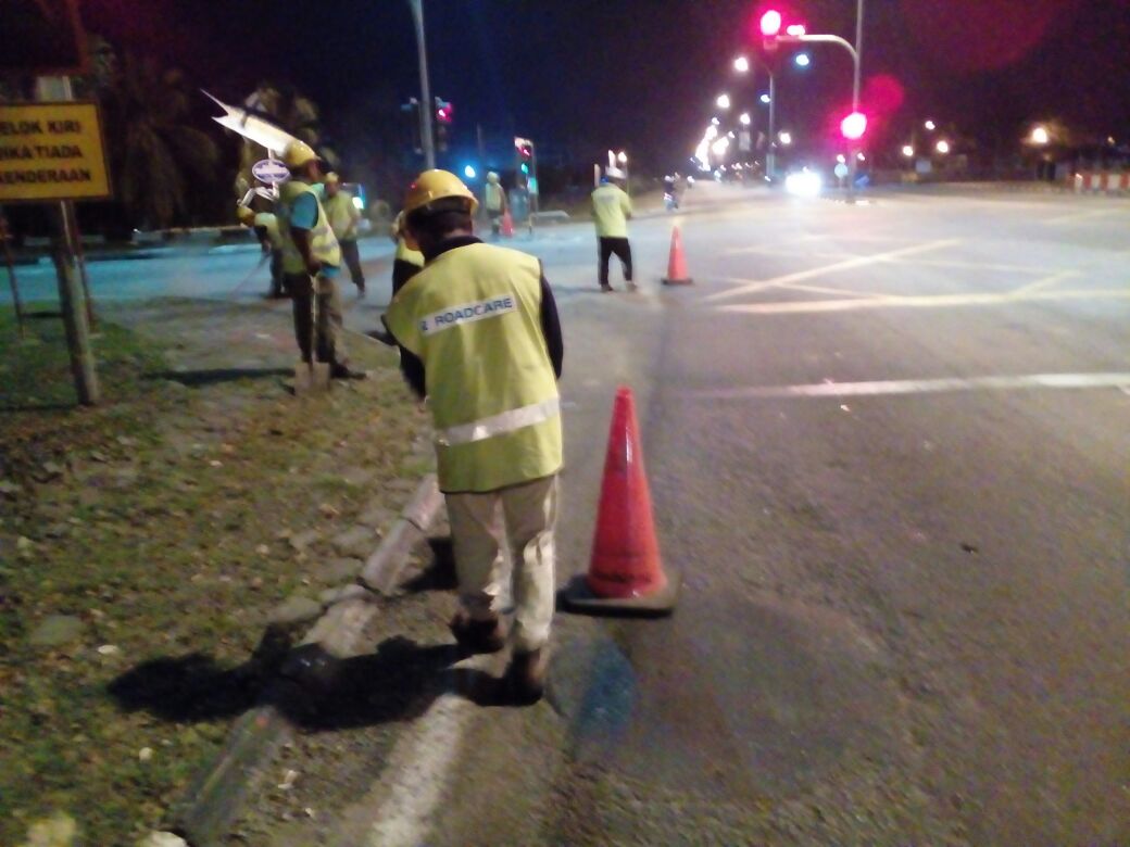 MuadzamP2's tweet photo. Kerja membersih laluan FT003 di sekitar bandar Rompin
@Roadcare_Phg @JKRrompin 
#teamroadcare https://t.co/UPXHu5brtj