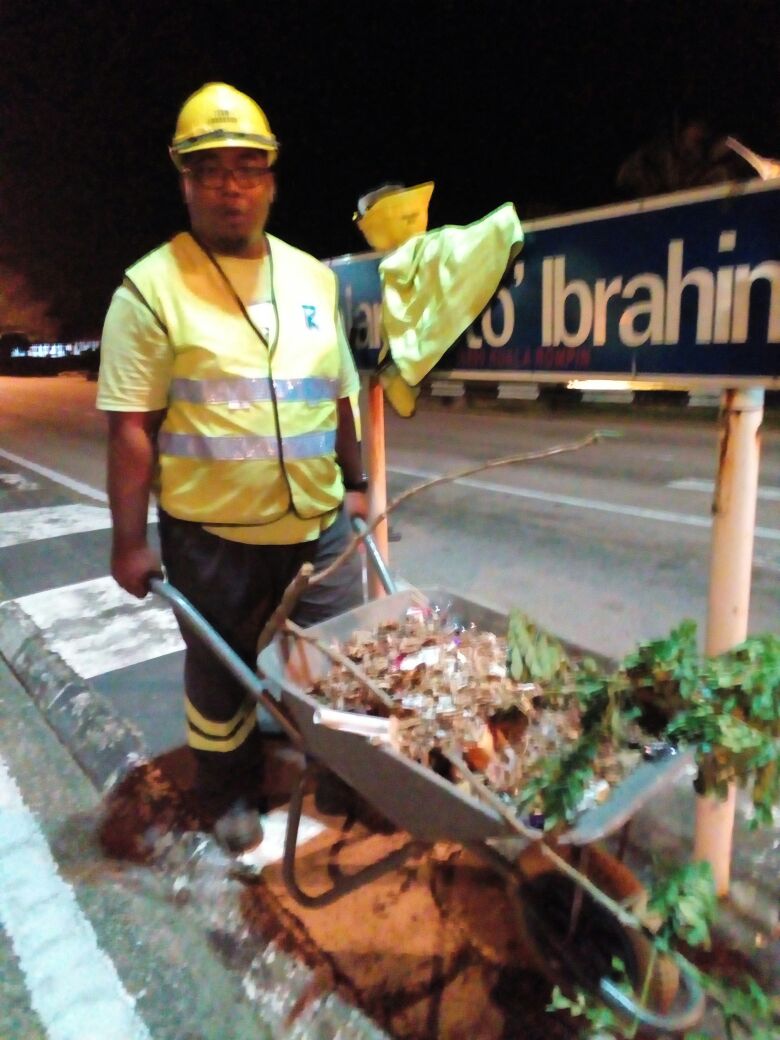Kerja membersih laluan FT003 di sekitar bandar Rompin
<a href="/Roadcare_Phg/">ROADCARE PAHANG</a> <a href="/JKRrompin/">JKR Rompin</a> 
#teamroadcare