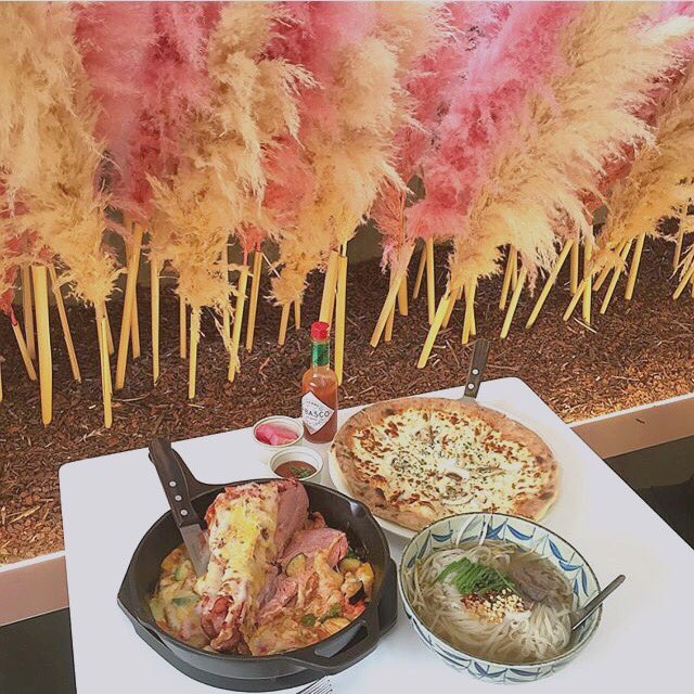 pegopa_korea's tweet photo. 韓国🇰🇷ソウルにある
ピンクネオンがポイントのカフェ☕️

💗쉐어드테이블💗

3月にオープンしたばかり！
ピンクモカ(5500ウォン)が人気🙊💞
ピザやパスタ、ケーキもおいしいと話題🗣

営業時間:9:00~1:00
聖水駅 3.4番出口からすぐ🏃🏻💨

#ペゴパ #韓国情報 https://t.co/j2Yij2SgLX