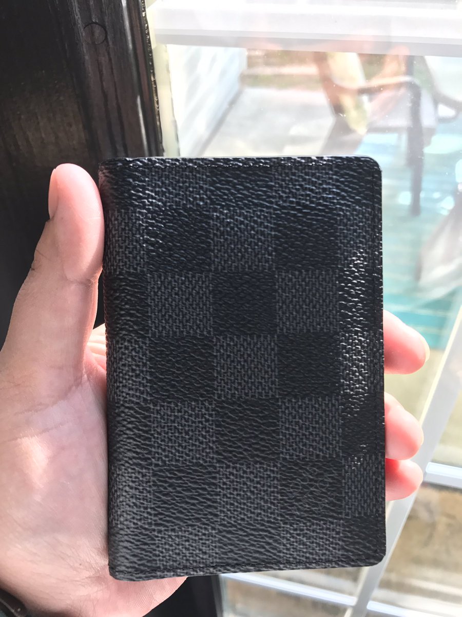 z_ee_24's tweet image. My first @LouisVuitton_US purchase and I'm in love. #happybirthdaytome #pocketorganizer #damiergraphite #thathotstamptho