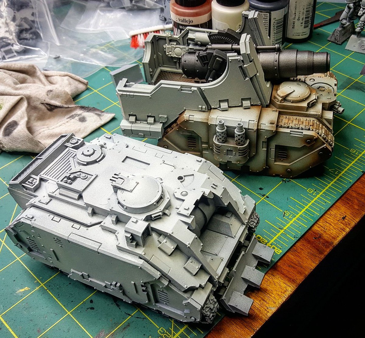 Deathguardman's tweet image. Láser destroyer and Medusa on the bench DG style.