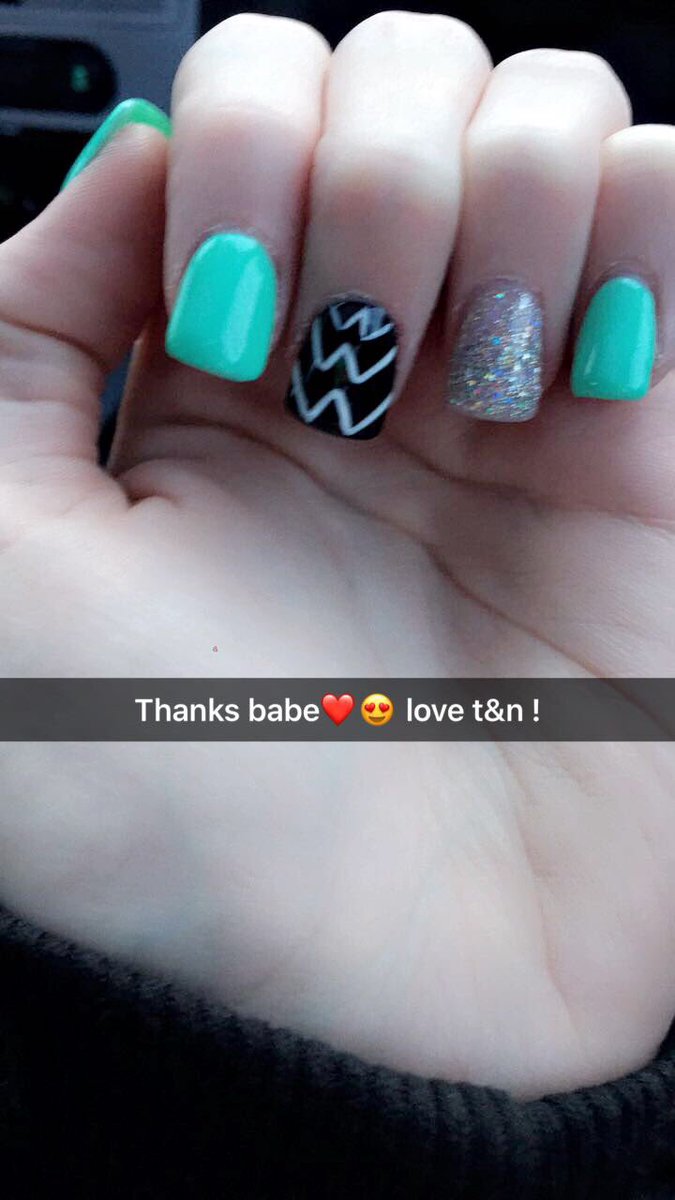 ravendodson6's tweet photo. In love with my nails. https://t.co/9B6AnUiFEO