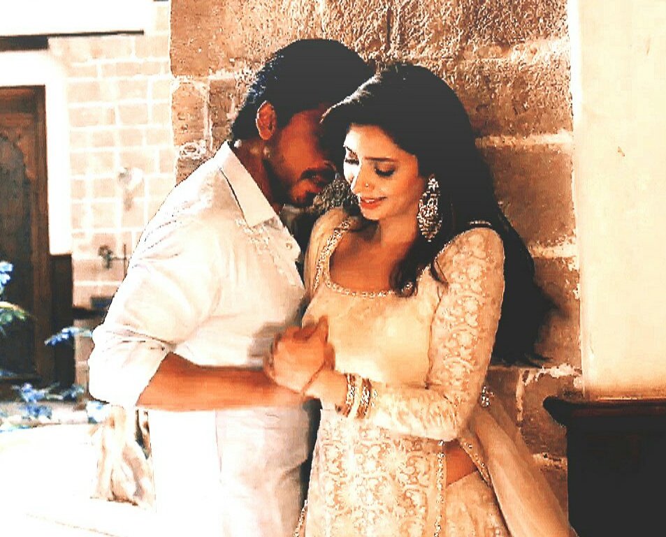 thedesigirl97's tweet photo. @TheMahiraKhan 's first song to cross 100M and that too a first time pairing of SRK and Mahira and all this within 2 months. THATS MY OTP👏👊🔥 https://t.co/1L3pbHyRiC