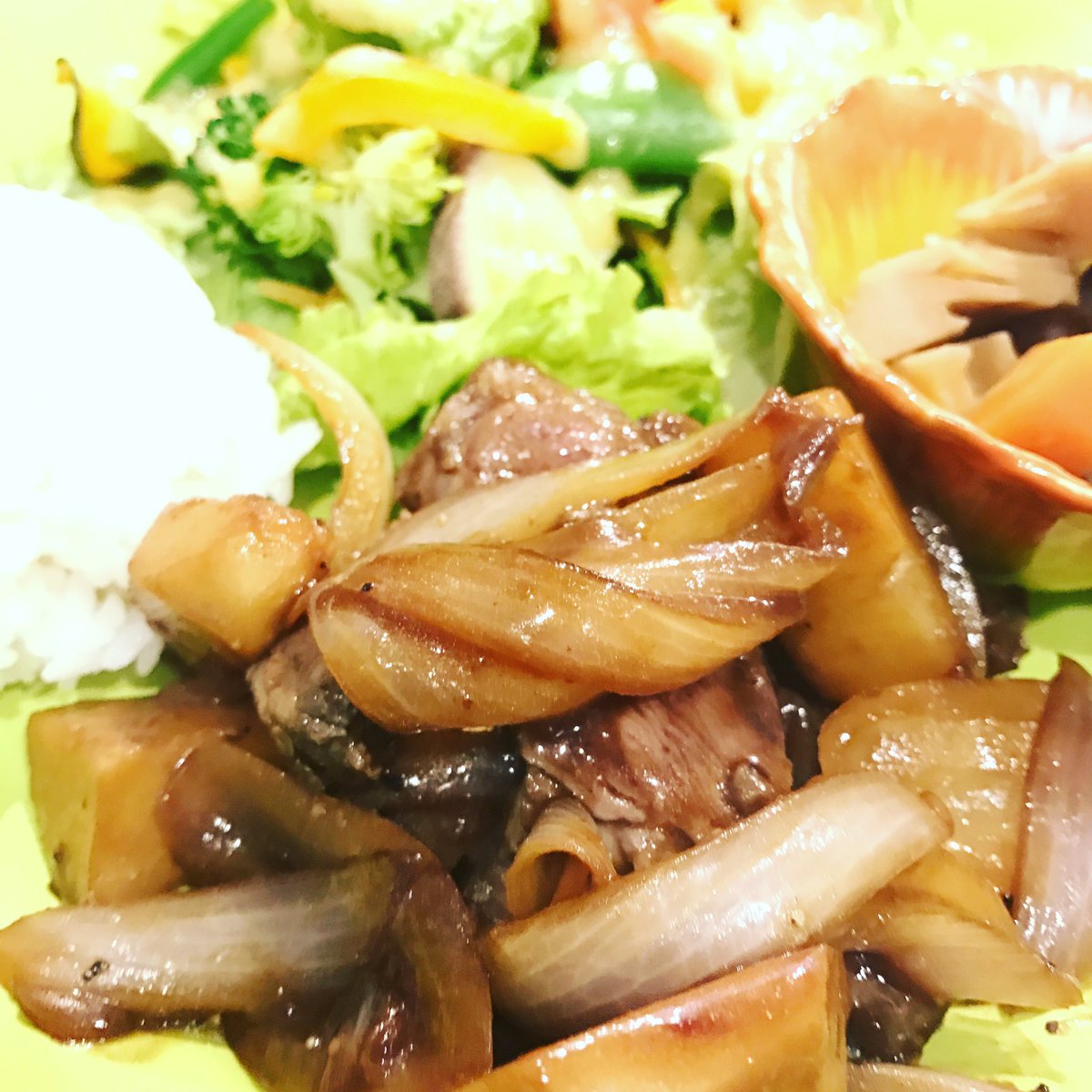 waiolicafe's tweet photo. @白楽 @横浜 #ジビエ #天草産ジビエ肉 #ランチ #白楽ランチタイム #ランチプレート 
ジビエ肉のバター醤油炒め！野菜も新玉ねぎは天草産。そりゃー美味いよね。
陽気なひと時を！横浜白楽で https://t.co/O8P4q0sLKU
