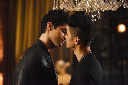 SHuntersID's tweet photo. Season 2 makes me more alive. Malec makes me more alive https://t.co/BASy0snrtt