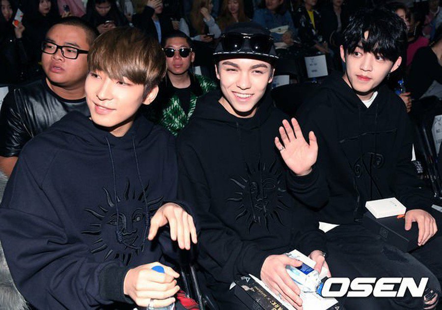 kor_celebrities's tweet photo. RUNWAYのSEVENTEEN、観客席のSEVENTEEN。「2017 F/W HERAソウルファッションウィーク」。 「SEVENTEEN」のまとめLIVE： https://t.co/Pmk6RNp5cy https://t.co/QmKSDWOLfz