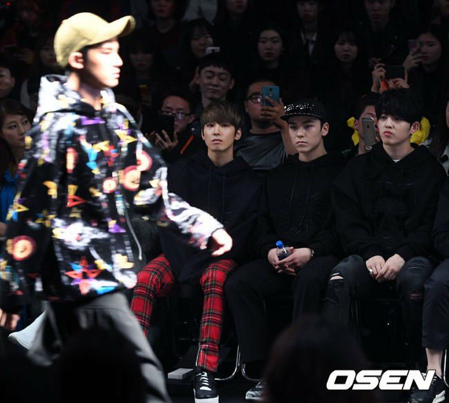 kor_celebrities's tweet photo. RUNWAYのSEVENTEEN、観客席のSEVENTEEN。「2017 F/W HERAソウルファッションウィーク」。 「SEVENTEEN」のまとめLIVE： https://t.co/Pmk6RNp5cy https://t.co/QmKSDWOLfz