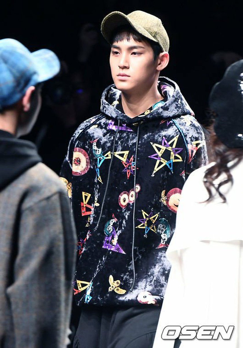 RUNWAYのSEVENTEEN、観客席のSEVENTEEN。「2017 F/W HERAソウルファッションウィーク」。 「SEVENTEEN」のまとめLIVE： kt.wowkorea.jp/album/400629/1