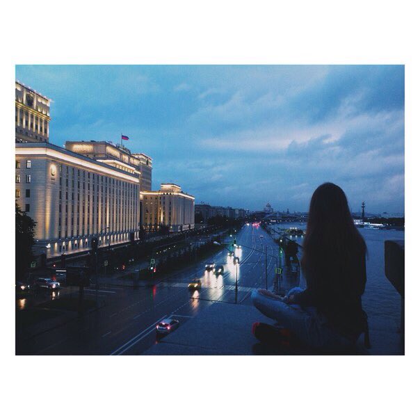 vikusya_Kris's tweet photo. позвольте молча ей грустить, 
и вам ни в чем не признаваться— 
а может, ей пришлось расстаться, 
с тем, без кого ей больно жить. https://t.co/MdLMPAmOqo