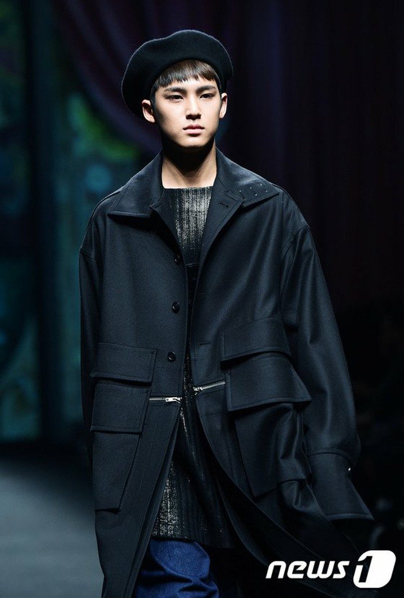 kor_celebrities's tweet photo. SEVENTEEN ミンギュ、RUNWAYに登場。「2017 F/W HERAソウルファッションウィーク」。 「SEVENTEEN」のまとめLIVE： https://t.co/Pmk6RNp5cy https://t.co/XmhxGa7IWr
