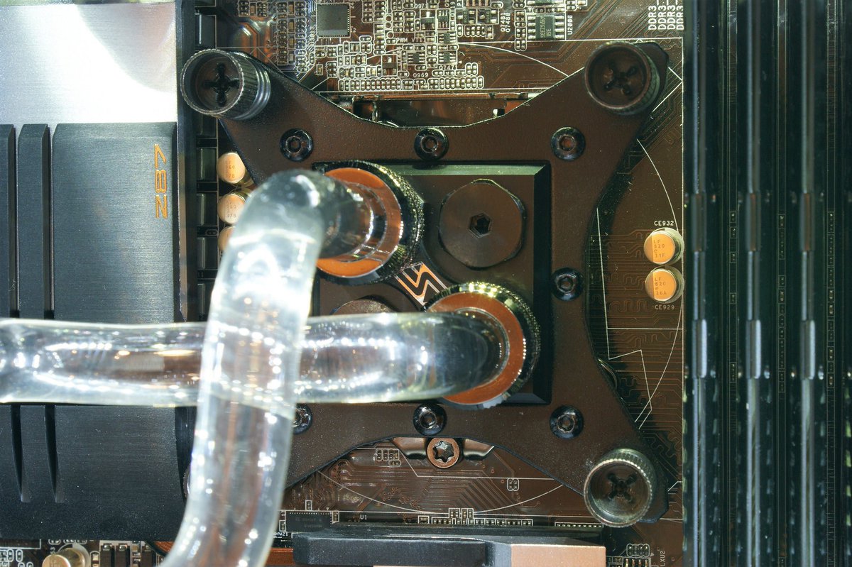 VictimRAID's tweet photo. @swiftech_usa #ApogeeHD #cpublock #watercooling https://t.co/rrK7bxWDpd