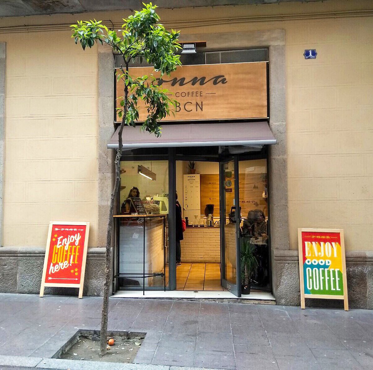 Empezamos la semana con color y el buen #café de siempre! #newboards #onnacoffee #barcelona