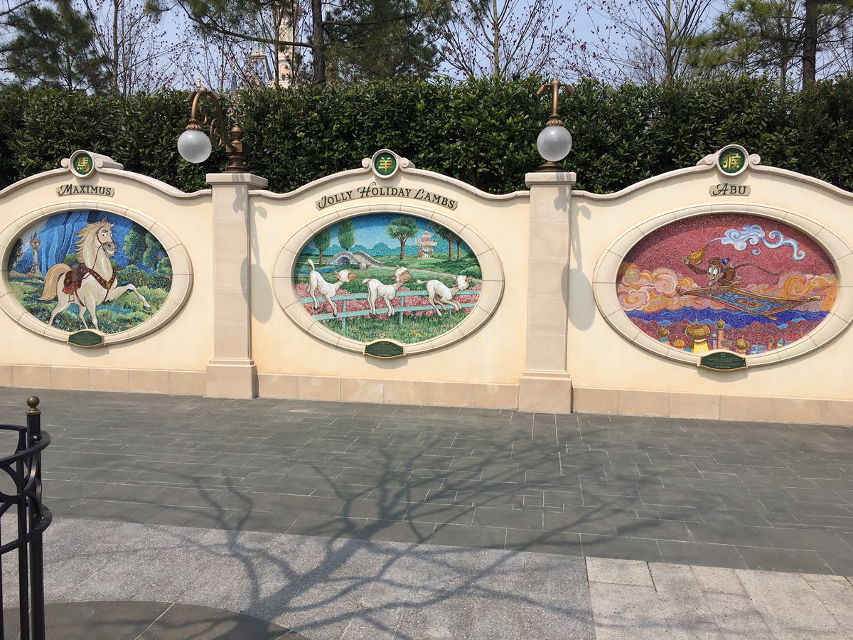 前川ヤスタカ على تويتر 上海ディズニー 中国っぽくて面白かっ たのは干支ディズニーキャラ 動物キャラのたくさんいるディズニーでも十二支揃えるのはたいへんなようで中にはかなりマイナーなキャラもあった あとネズミが ミッキーじゃないんだ と