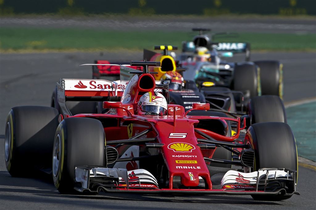 RTLnieuws's tweet photo. Max Verstappen vijfde in Grand Prix van Australië, Sebastian Vettel wint https://t.co/4EwrdGW9pJ https://t.co/XVNBU7RuzR