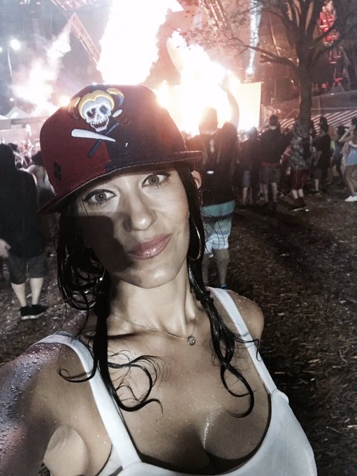 Caught in the rain... #miamimusicweek #letsdance https://t.co/QiQR4mzteT<a href="/tag/miamimusicweek"class="tags">#miamimusicweek</a><a href="/tag/letsdance"class="tags">#letsdance</a>