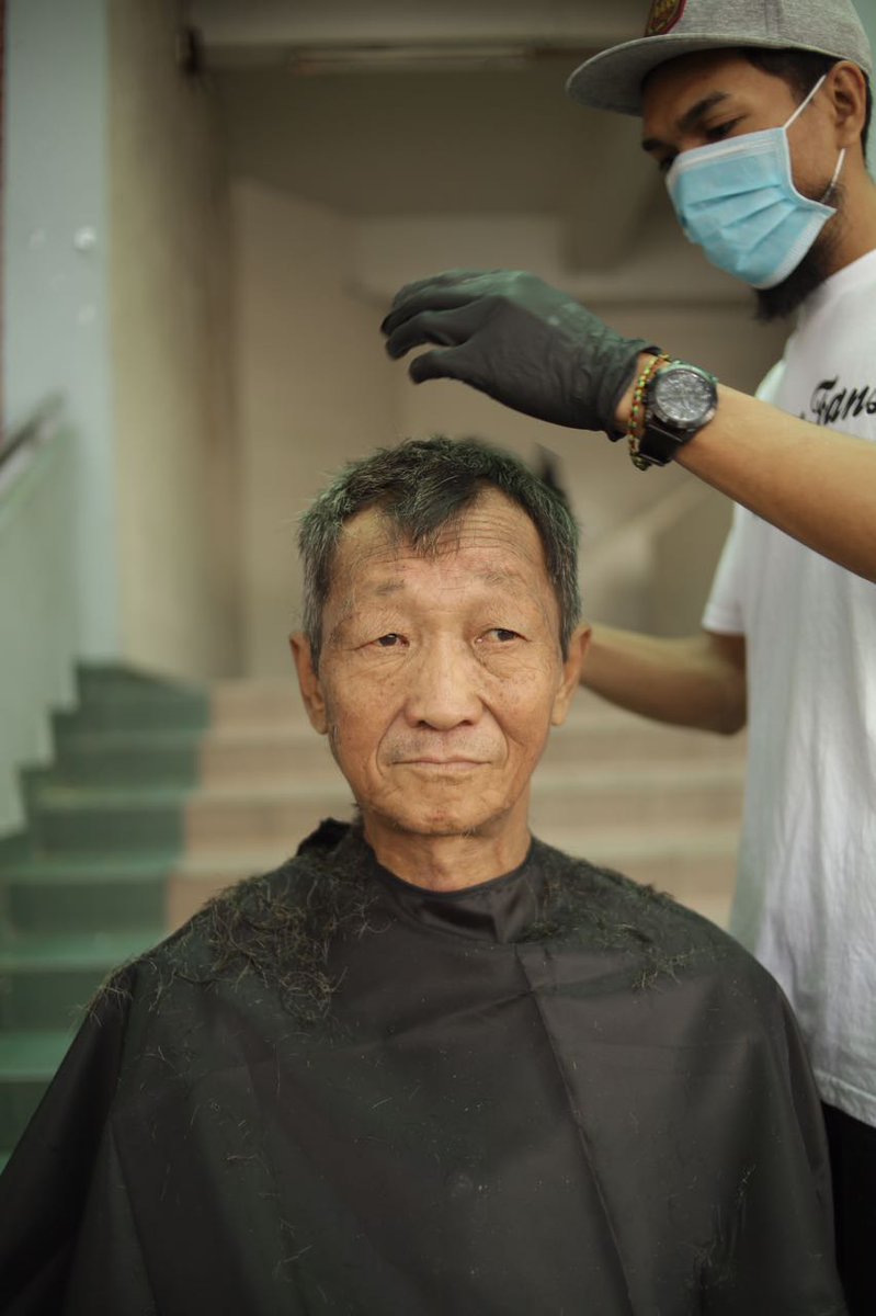 PSilveryouth's tweet photo. Program Gunting Rambut Gelandangan oleh Gerakan Belia 4B Ipoh Barat sebentar tadi.Sedikit sbyk dpt menceriakan hati golongan ini.Syabas!! https://t.co/y83MBiLQaj