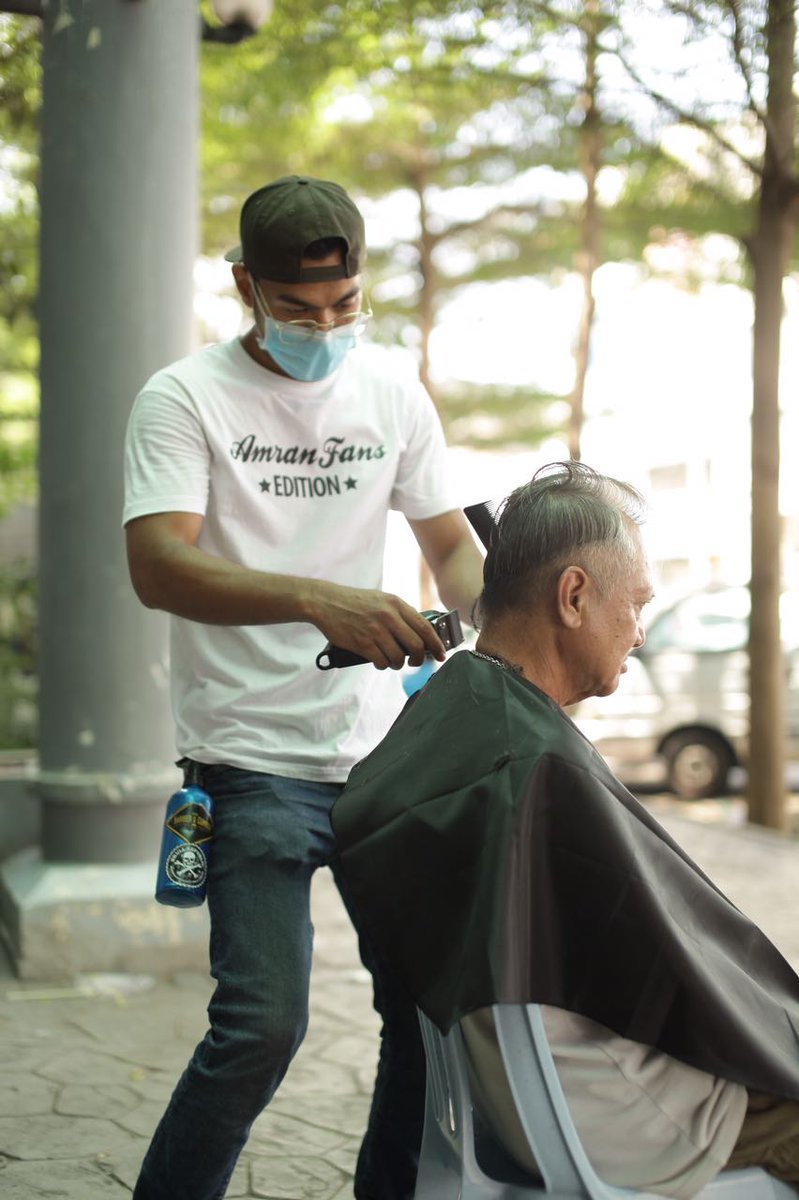 PSilveryouth's tweet photo. Program Gunting Rambut Gelandangan oleh Gerakan Belia 4B Ipoh Barat sebentar tadi.Sedikit sbyk dpt menceriakan hati golongan ini.Syabas!! https://t.co/y83MBiLQaj
